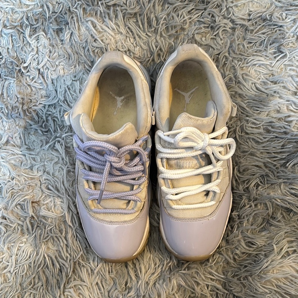 AIR JORDAN 11 LOW WMNS "Pure Violet" Size 8 Women - Picture 4 of 9